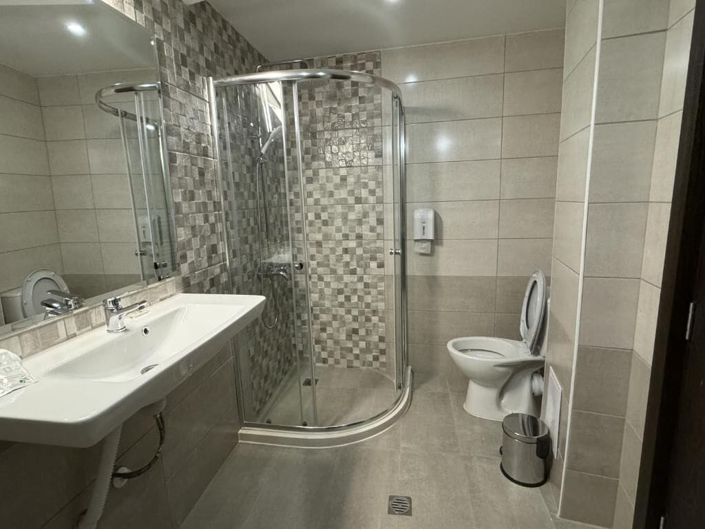 Economy Double or Twin Room | Bathroom | Shower, free toiletries, hair dryer, towels