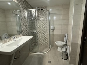 Habitación económica con 1 cama matrimonial o 2 individuales | Baño | Regadera, amenidades de baño gratuitas, secadora de cabello, toallas