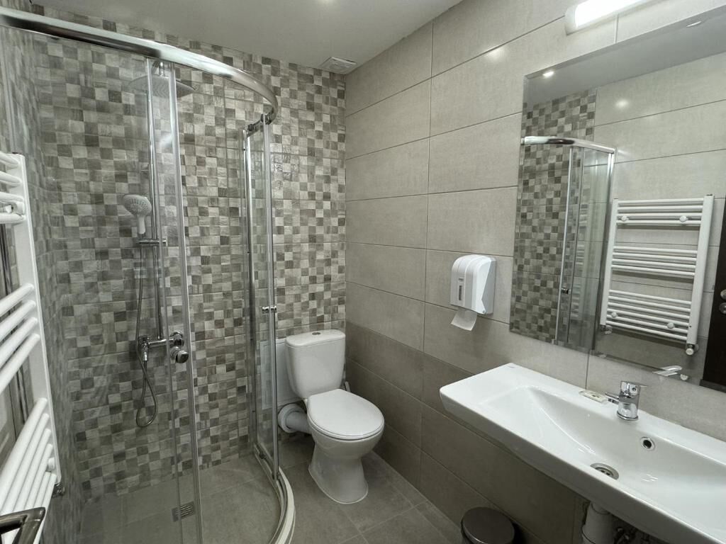 Classic Quadruple Room | Bathroom