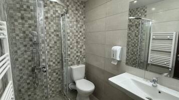 Classic Quadruple Room | Bathroom