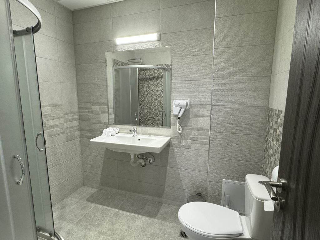 Deluxe Double Room, Balcony | Bathroom | Shower, free toiletries, hair dryer, towels