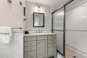 Shower, hair dryer, towels, shampoo - Game Room, Central AC, Dog Friendly! (Orleans)