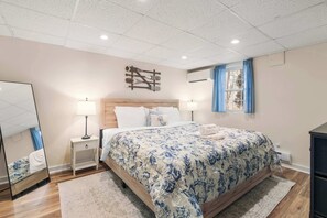 6 bedrooms, iron/ironing board, WiFi, bed sheets - Great location, Dog Friendly, Central AC! (Chatham)