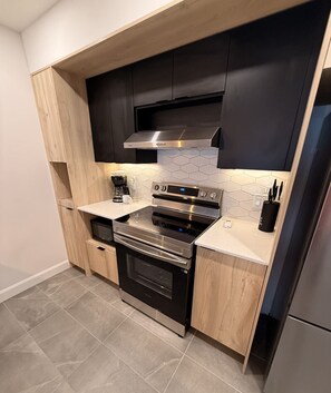 Refrigerador, microondas, horno y parrilla de estufa 