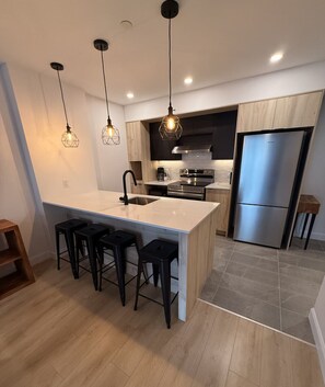 Réfrigérateur, four à micro-ondes, un four, surface de cuisson