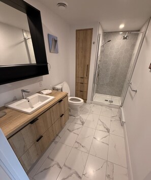 Bathroom - Stylish 1-Bedroom Apartment in Quebec| Prisme (Québec)