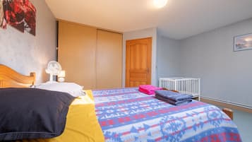 2 bedrooms, iron/ironing board, WiFi, bed sheets