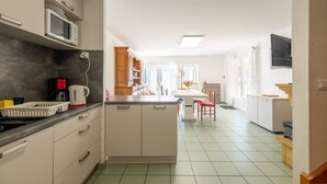 Kaffetrakter/tekoker, kjøleskap, mikrobølgeovn og ovn