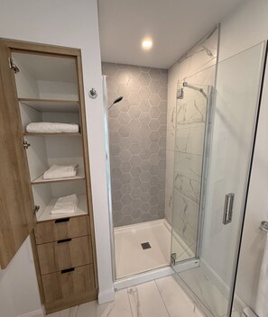 Bathroom - Modern 1-Bedroom Apartment in Quebec | Le Prisme (Québec)