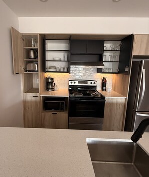 Réfrigérateur, four à micro-ondes, un four, surface de cuisson