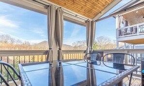 Outdoor dining - Peaceful 4-bedroom house near Lake and downtown Black Mountain with views (Black Mountain)