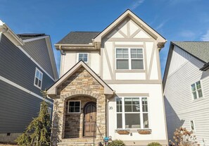 Exterior - Peaceful 4-bedroom house near Lake and downtown Black Mountain with views (Black Mountain)