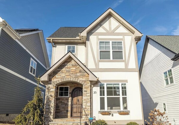 Exterior - Peaceful 4-bedroom house near Lake and downtown Black Mountain with views (Black Mountain)
