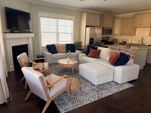 Living area - Peaceful 4-bedroom house near Lake and downtown Black Mountain with views (Black Mountain)