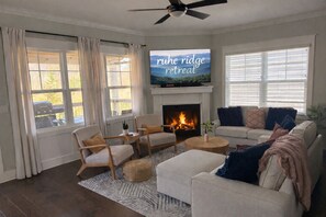 Living area - Peaceful 4-bedroom house near Lake and downtown Black Mountain with views (Black Mountain)