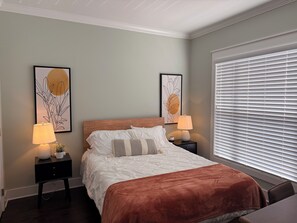 4 bedrooms, iron/ironing board, WiFi, bed sheets - Peaceful 4-bedroom house near Lake and downtown Black Mountain with views (Black Mountain)