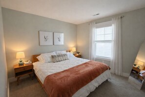 Room - Peaceful 4-bedroom house near Lake and downtown Black Mountain with views (Black Mountain)