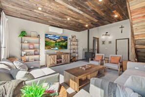 Smart TV - New Listing! Large Barn Home | Rustic-Chic Retreat  | Hot Tub | Sauna (Coeur d'Alene)