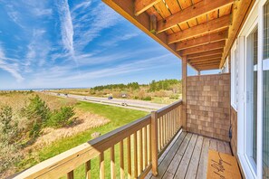 Property grounds - NEW! Ocean view, Walk to town & beach (SWater) (Long Beach)