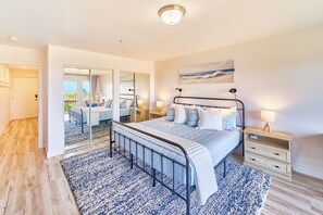 2 bedrooms, desk, travel cot, free WiFi - NEW! Ocean view, Walk to town & beach (SWater) (Long Beach)