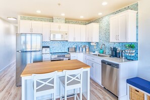 Fridge, microwave, oven, stovetop - NEW! Ocean view, Walk to town & beach (SWater) (Long Beach)