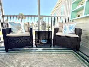 Terrace/patio - Beachy Seashell Getaway Resort in FMB (Fort Myers Beach)