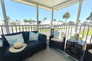TV - Beachy Seashell Getaway Resort in FMB (Fort Myers Beach)