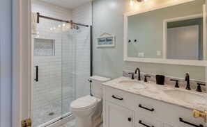 Shower, towels - Gorgeous 3 bedroom near ocean townhome in Shipyard (Hilton Head)
