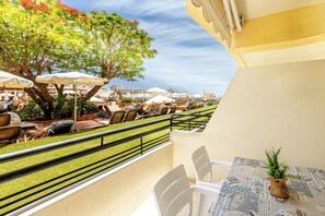 Outdoor dining - Great Location Santa Maria Studio . Pool view.Fully refurbished.Air con. WIFI (Costa Adeje)