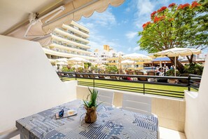 Outdoor dining - Great Location Santa Maria Studio . Pool view.Fully refurbished.Air con. WIFI (Costa Adeje)