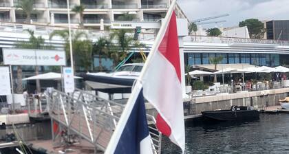 This 10-metre yacht is fantastic in the old port of Cannes!