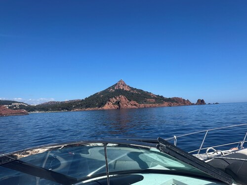 Ce Yacht de 10 mètres est fantastique au vieux port de Cannes!