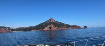 This 10-metre yacht is fantastic in the old port of Cannes!
