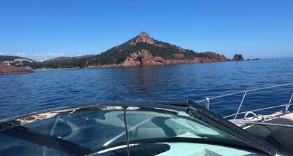 Ce Yacht de 10 mĂštres est fantastique au vieux port de Cannes!