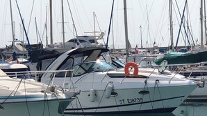Un puerto deportivo con varias embarcaciones amarradas, incluyendo una con el número de registro ST E18739.