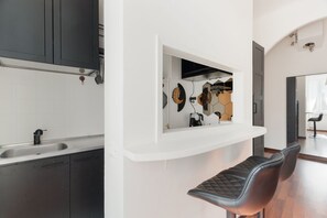 Interior - Spacious 53m2 studio apartment, ideal for 3 people, located on the first floor of a building with lift.The accommodation is located in a strategic position, less than 30 minutes walk from the Navigli and 15 minutes walk from the M2 Famagosta metro stop (Milan)