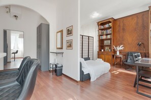 Iron/ironing board - Spacious 53m2 studio apartment, ideal for 3 people, located on the first floor of a building with lift.The accommodation is located in a strategic position, less than 30 minutes walk from the Navigli and 15 minutes walk from the M2 Famagosta metro stop (Milan)