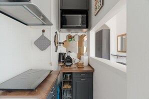 Fridge, microwave, toaster - Spacious 53m2 studio apartment, ideal for 3 people, located on the first floor of a building with lift.The accommodation is located in a strategic position, less than 30 minutes walk from the Navigli and 15 minutes walk from the M2 Famagosta metro stop (Milan)