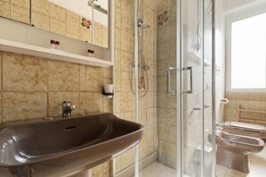 Shower, bidet, towels - Spacious 53m2 studio apartment, ideal for 3 people, located on the first floor of a building with lift.The accommodation is located in a strategic position, less than 30 minutes walk from the Navigli and 15 minutes walk from the M2 Famagosta metro stop (Milan)