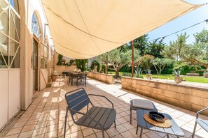 Outdoor dining - Holiday Home 'Mas St Anne' with Private Pool, Wi-Fi and Air Conditioning (Saint-Étienne-du-Grès)