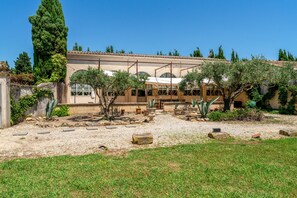Exterior - Holiday Home 'Mas St Anne' with Private Pool, Wi-Fi and Air Conditioning (Saint-Étienne-du-Grès)