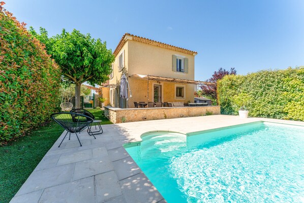 A house with a swimming pool, outdoor furniture, and a stone patio. - Holiday Home 'Villa Les Joncs D'Octobre' with Private Pool, Wi-Fi and Air Conditioning (Jonquerettes)