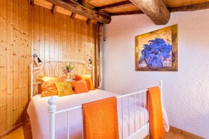 Casa, piscina privata, vista valle | Ferro/asse da stiro, culle/letti per bambini (gratuiti), Wi-Fi gratuito