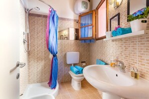 House, Private Pool, Valley View | Bathroom - Casa dei Ciliegi (Bagni di Lucca)