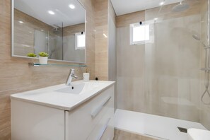 Shower, hair dryer, towels - Apartment with Sea View, 300m from the Beach (La Mata)