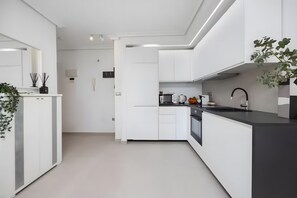 Fridge, microwave, oven, stovetop - Apartment with Sea View, 300m from the Beach (La Mata)