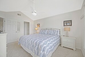 Room - Cozy 1-bedroom 3rd floor condo with golf course view  in Sunset Beach. (Sunset Beach)