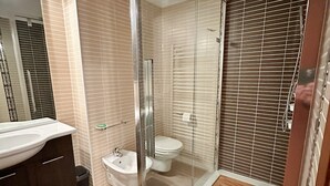 A modern bathroom with a glass-enclosed shower, a toilet, and a sink. - ALPINE VIEW Apartment Bad Kleinkirchheim (Bach)