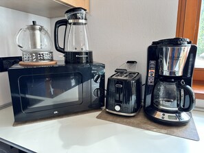 A kitchen with a microwave, toaster, and coffee maker on the counter. - ALPINE VIEW Apartment Bad Kleinkirchheim (Bach)