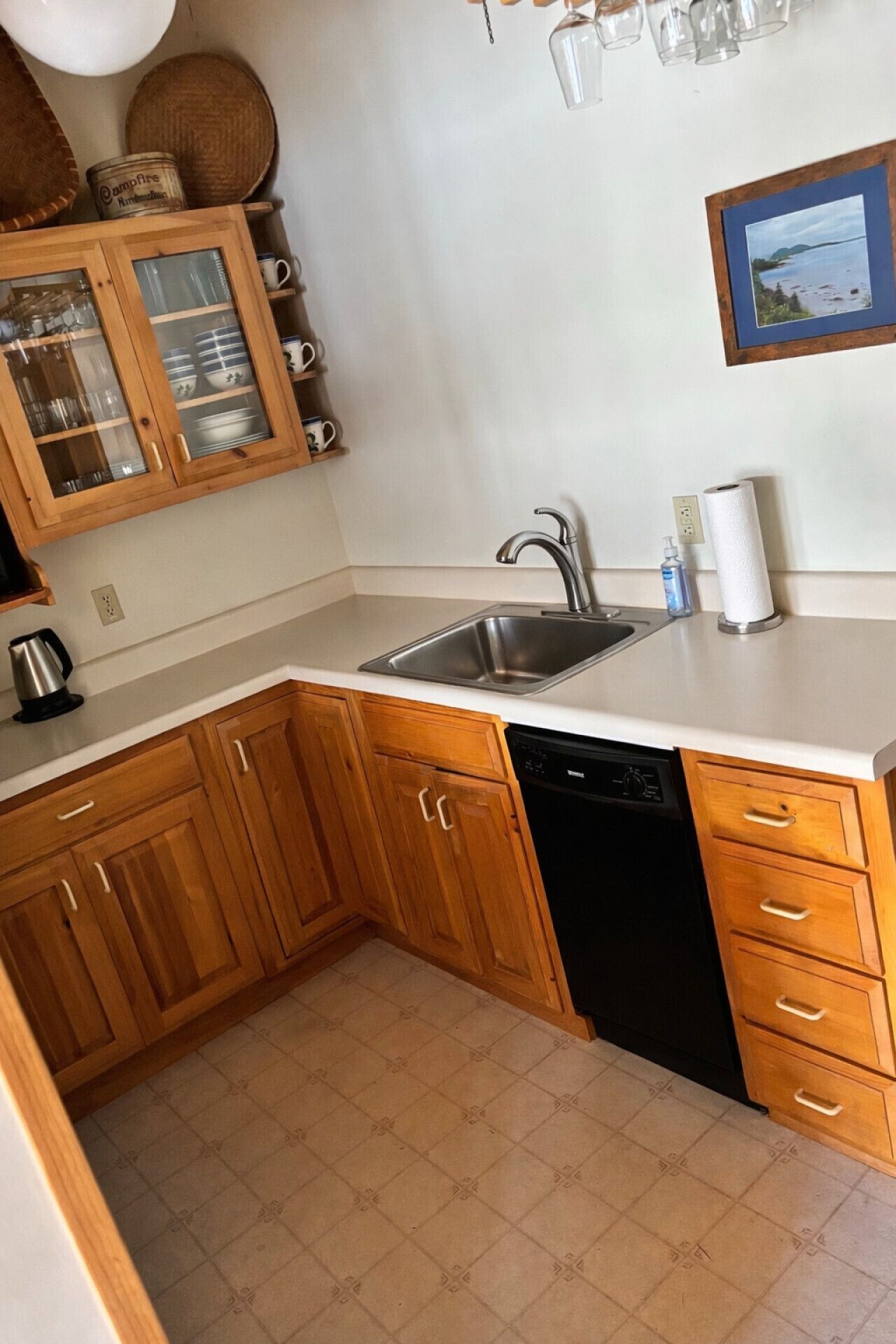 Fridge, oven, stovetop, coffee/tea maker